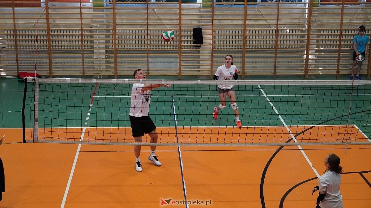 Rodzinny turniej siatkarskich dwójek w Szkole Podstawowej nr 5 [30.05.2025] - zdjęcie #43 - eOstroleka.pl