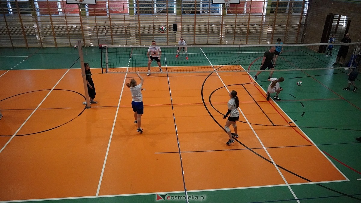Rodzinny turniej siatkarskich dwójek w Szkole Podstawowej nr 5 [30.05.2025] - zdjęcie #41 - eOstroleka.pl