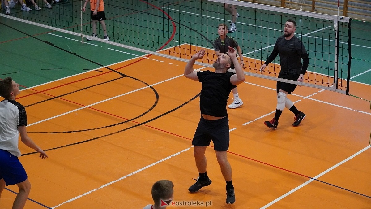 Rodzinny turniej siatkarskich dwójek w Szkole Podstawowej nr 5 [30.05.2025] - zdjęcie #39 - eOstroleka.pl