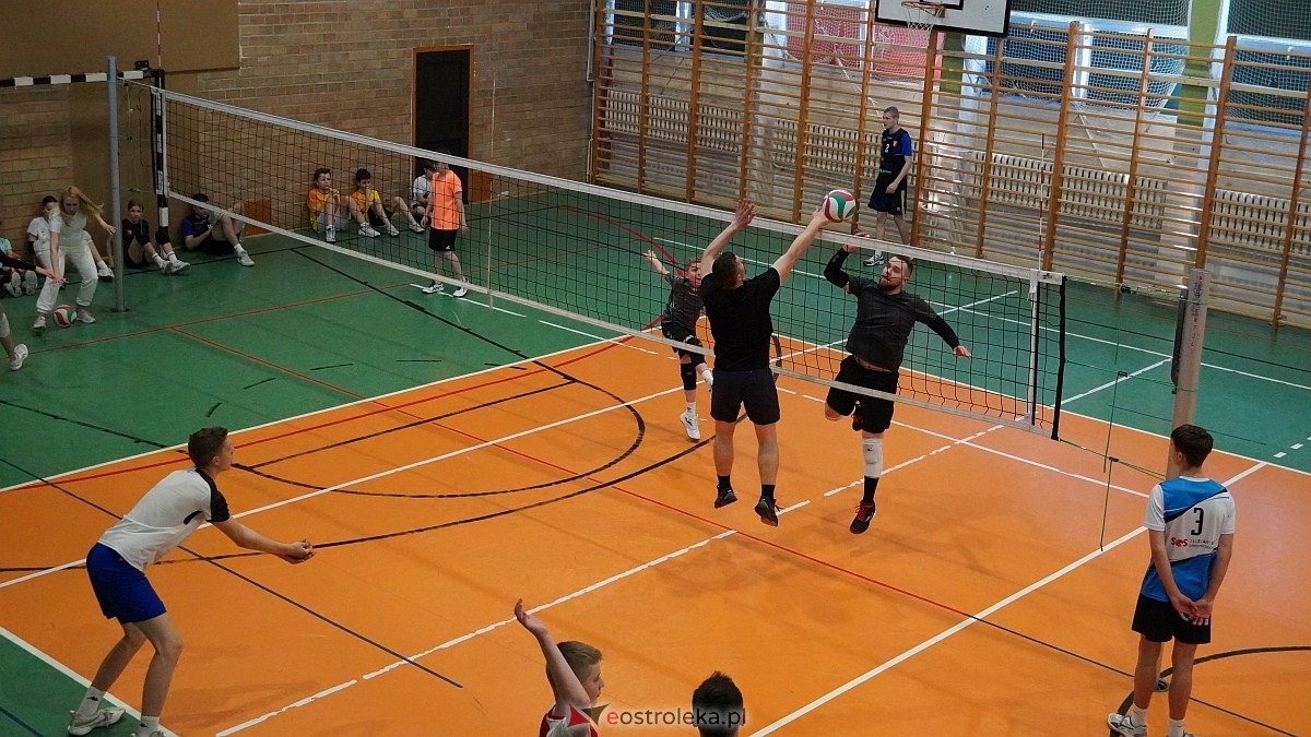 Rodzinny turniej siatkarskich dwójek w Szkole Podstawowej nr 5 [30.05.2025] - zdjęcie #37 - eOstroleka.pl