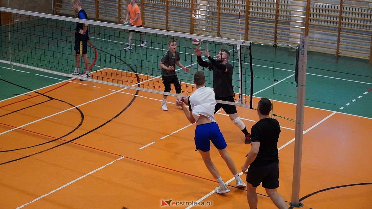 Rodzinny turniej siatkarskich dwójek w Szkole Podstawowej nr 5 [30.05.2025] - zdjęcie #35 - eOstroleka.pl