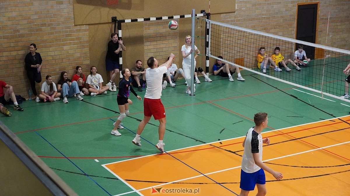 Rodzinny turniej siatkarskich dwójek w Szkole Podstawowej nr 5 [30.05.2025] - zdjęcie #33 - eOstroleka.pl