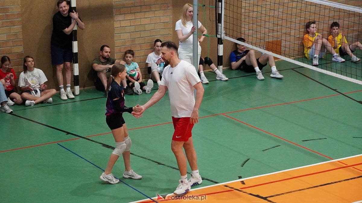 Rodzinny turniej siatkarskich dwójek w Szkole Podstawowej nr 5 [30.05.2025] - zdjęcie #31 - eOstroleka.pl