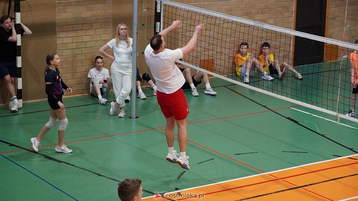 Rodzinny turniej siatkarskich dwójek w Szkole Podstawowej nr 5 [30.05.2025] - zdjęcie #29 - eOstroleka.pl