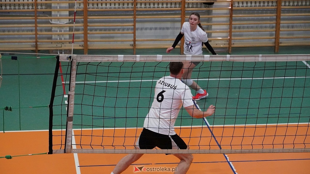 Rodzinny turniej siatkarskich dwójek w Szkole Podstawowej nr 5 [30.05.2025] - zdjęcie #27 - eOstroleka.pl