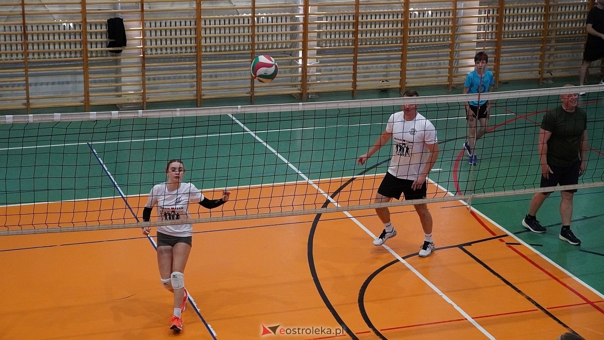 Rodzinny turniej siatkarskich dwójek w Szkole Podstawowej nr 5 [30.05.2025] - zdjęcie #25 - eOstroleka.pl