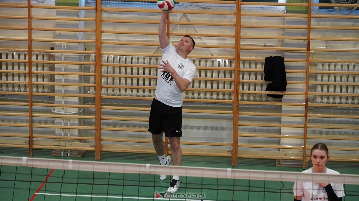 Rodzinny turniej siatkarskich dwójek w Szkole Podstawowej nr 5 [30.05.2025] - zdjęcie #23 - eOstroleka.pl
