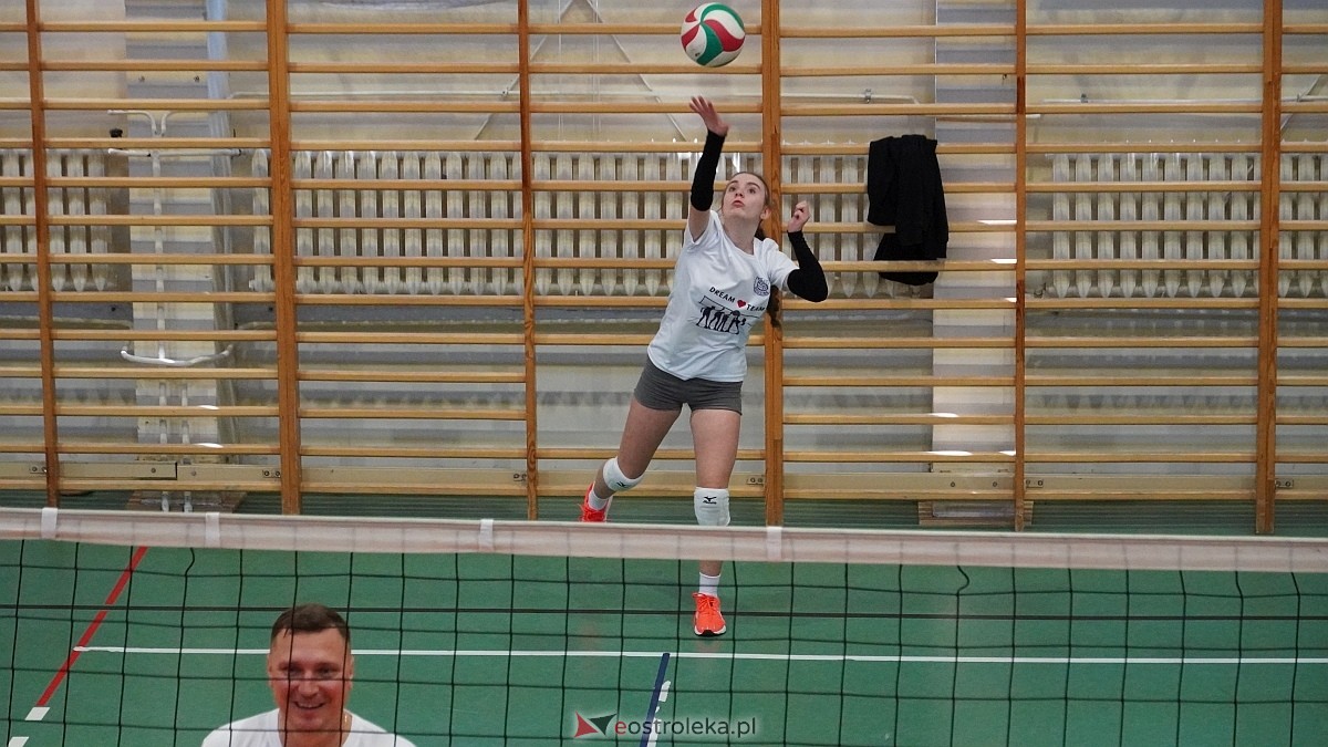 Rodzinny turniej siatkarskich dwójek w Szkole Podstawowej nr 5 [30.05.2025] - zdjęcie #19 - eOstroleka.pl