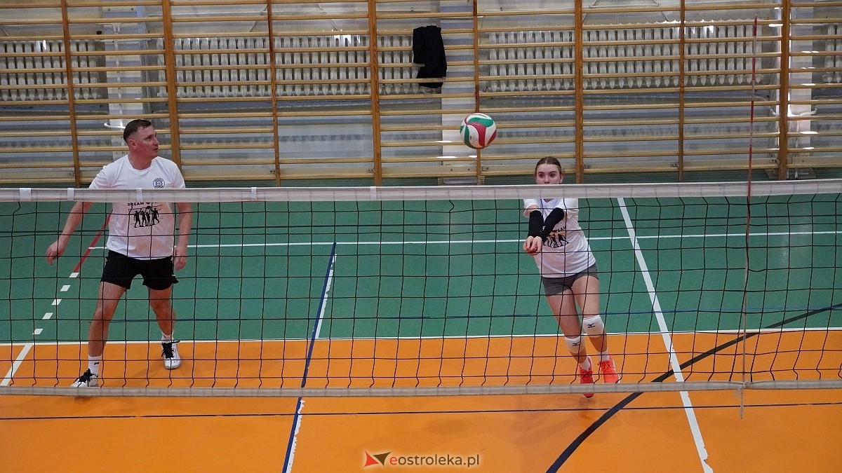 Rodzinny turniej siatkarskich dwójek w Szkole Podstawowej nr 5 [30.05.2025] - zdjęcie #17 - eOstroleka.pl