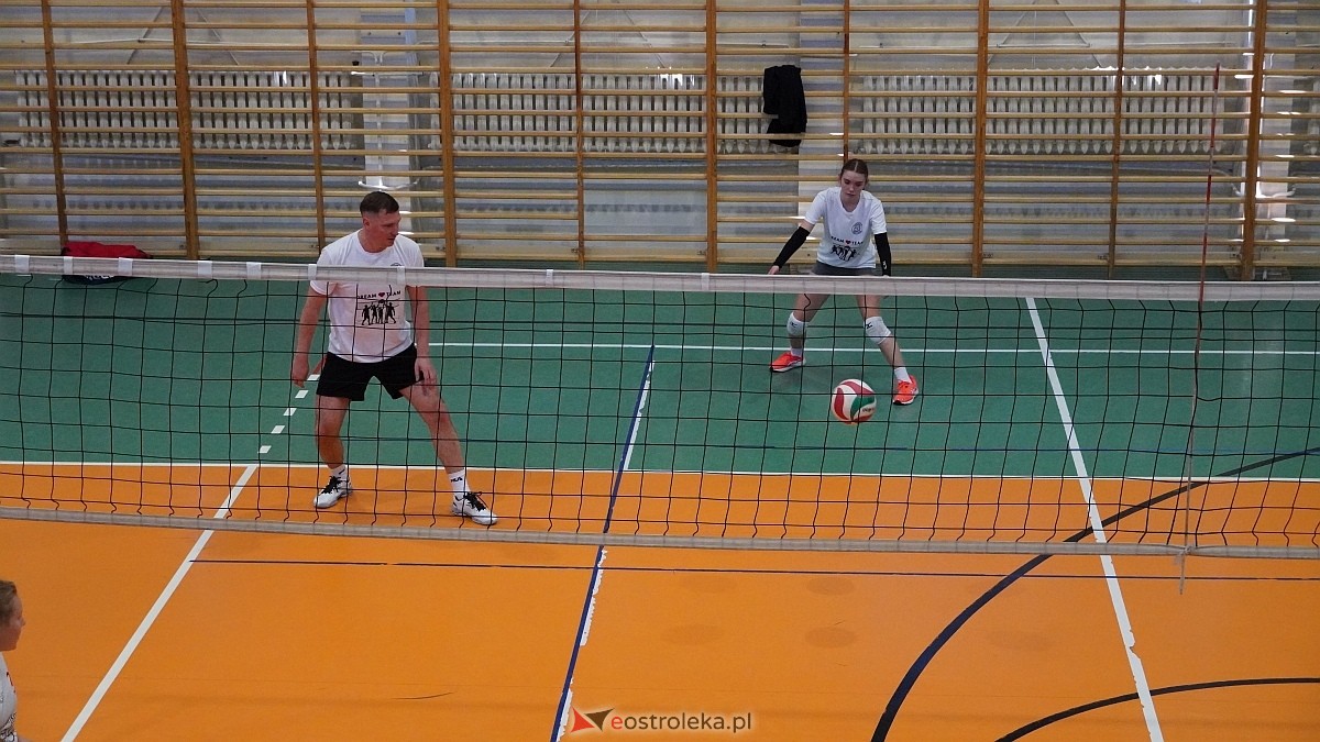 Rodzinny turniej siatkarskich dwójek w Szkole Podstawowej nr 5 [30.05.2025] - zdjęcie #15 - eOstroleka.pl