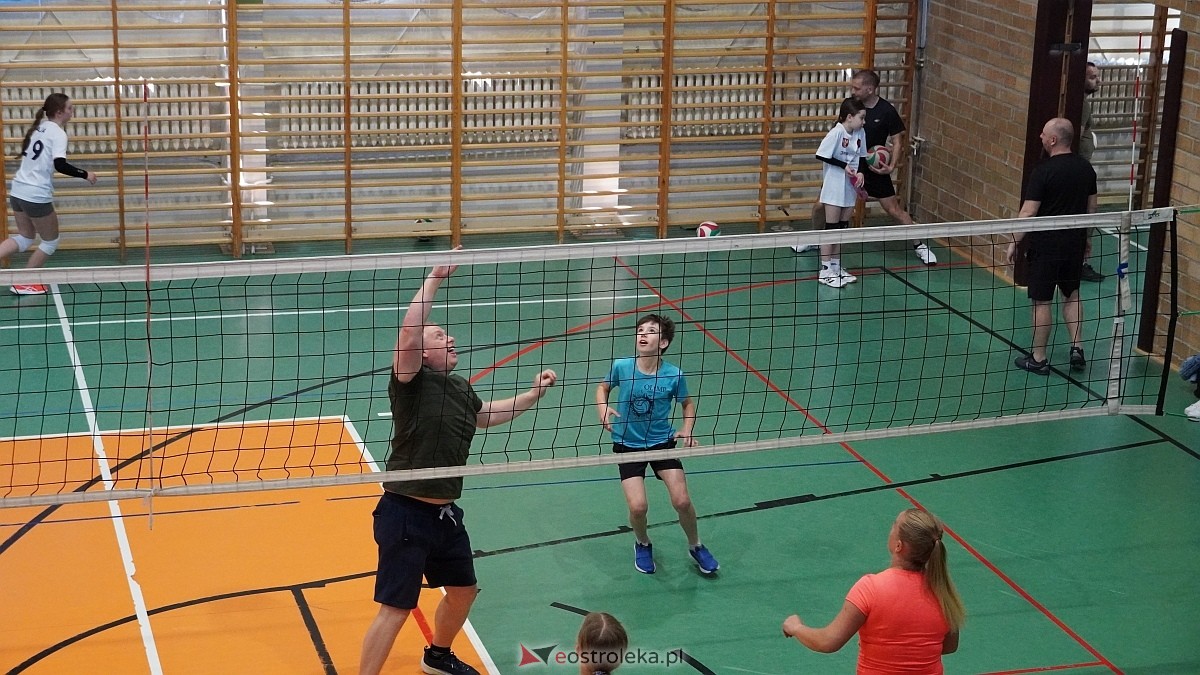Rodzinny turniej siatkarskich dwójek w Szkole Podstawowej nr 5 [30.05.2025] - zdjęcie #13 - eOstroleka.pl