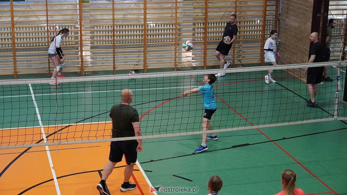 Rodzinny turniej siatkarskich dwójek w Szkole Podstawowej nr 5 [30.05.2025] - zdjęcie #60 - eOstroleka.pl