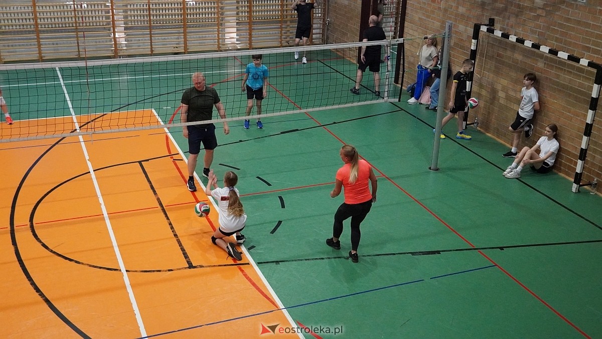 Rodzinny turniej siatkarskich dwójek w Szkole Podstawowej nr 5 [30.05.2025] - zdjęcie #58 - eOstroleka.pl