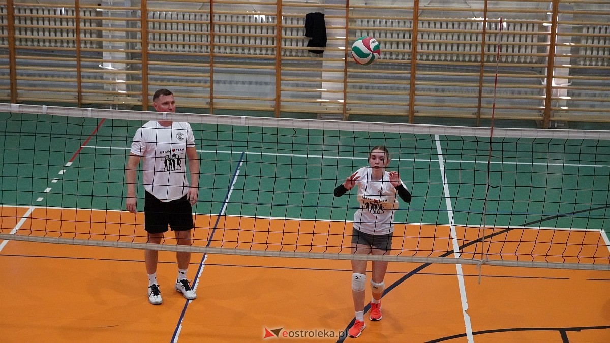 Rodzinny turniej siatkarskich dwójek w Szkole Podstawowej nr 5 [30.05.2025] - zdjęcie #56 - eOstroleka.pl