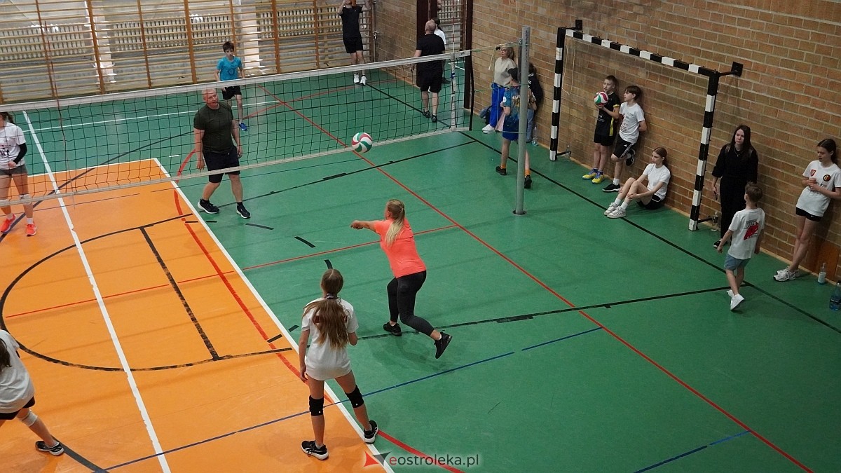 Rodzinny turniej siatkarskich dwójek w Szkole Podstawowej nr 5 [30.05.2025] - zdjęcie #54 - eOstroleka.pl