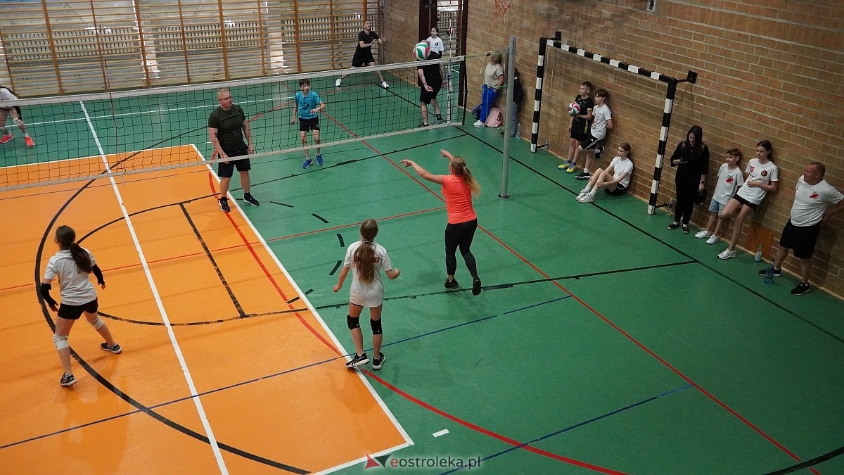 Rodzinny turniej siatkarskich dwójek w Szkole Podstawowej nr 5 [30.05.2025] - zdjęcie #52 - eOstroleka.pl