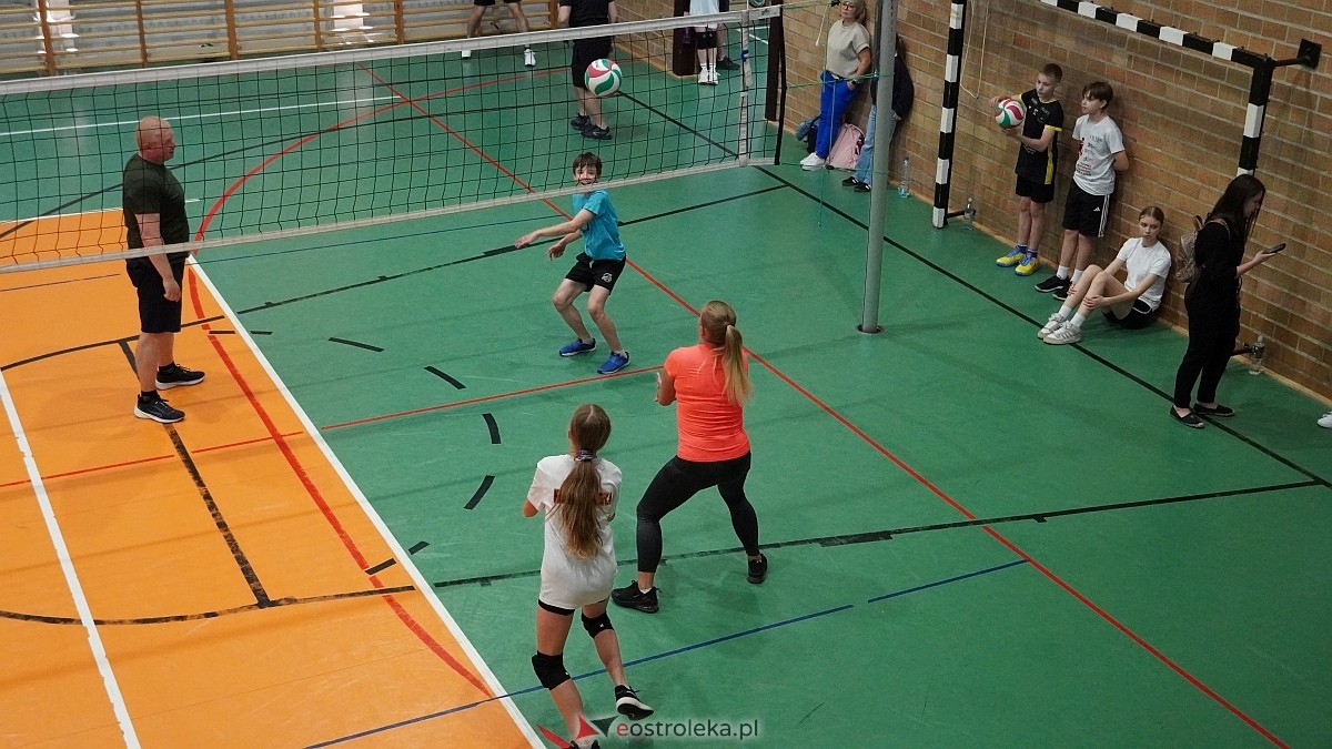 Rodzinny turniej siatkarskich dwójek w Szkole Podstawowej nr 5 [30.05.2025] - zdjęcie #50 - eOstroleka.pl