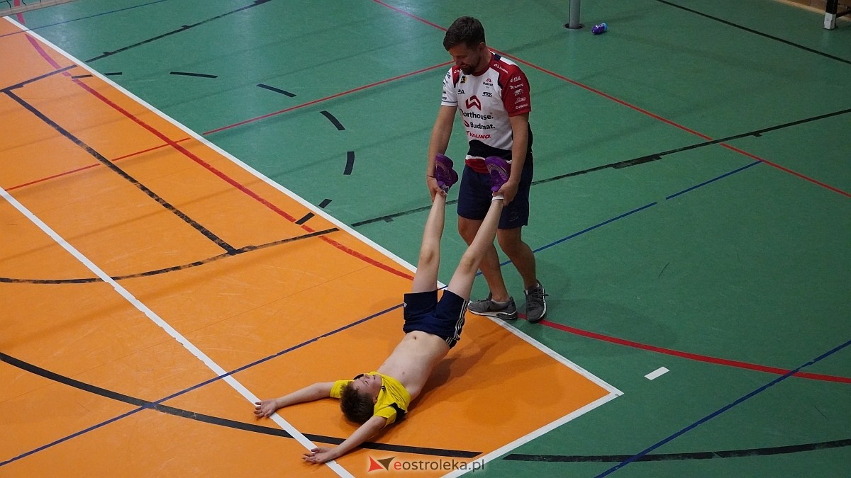 Rodzinny turniej siatkarskich dwójek w Szkole Podstawowej nr 5 [30.05.2025] - zdjęcie #48 - eOstroleka.pl