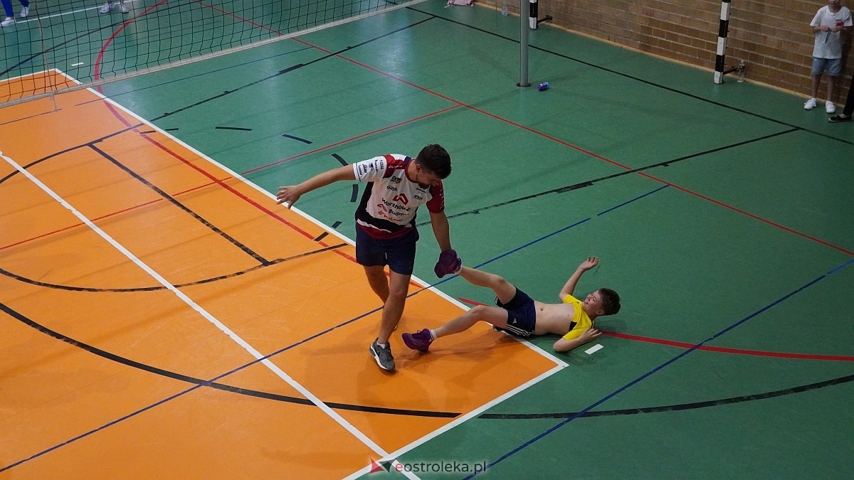 Rodzinny turniej siatkarskich dwójek w Szkole Podstawowej nr 5 [30.05.2025] - zdjęcie #46 - eOstroleka.pl