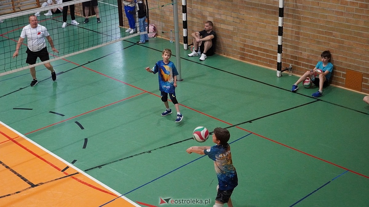 Rodzinny turniej siatkarskich dwójek w Szkole Podstawowej nr 5 [30.05.2025] - zdjęcie #36 - eOstroleka.pl