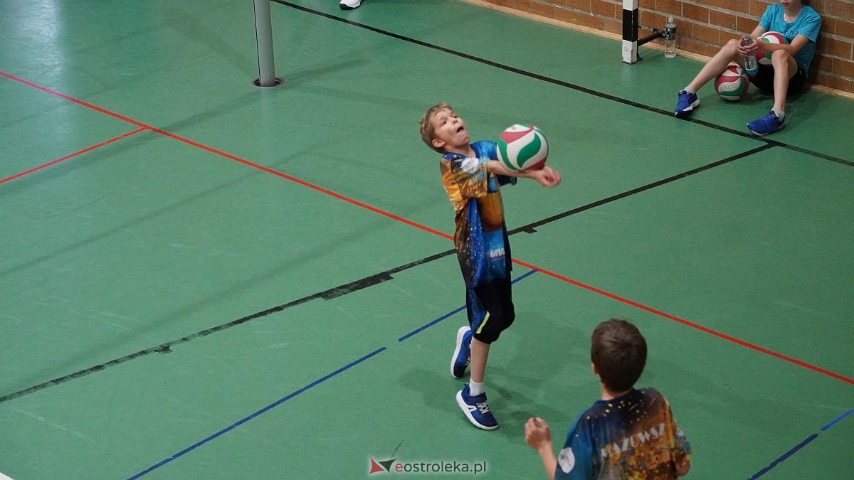 Rodzinny turniej siatkarskich dwójek w Szkole Podstawowej nr 5 [30.05.2025] - zdjęcie #34 - eOstroleka.pl