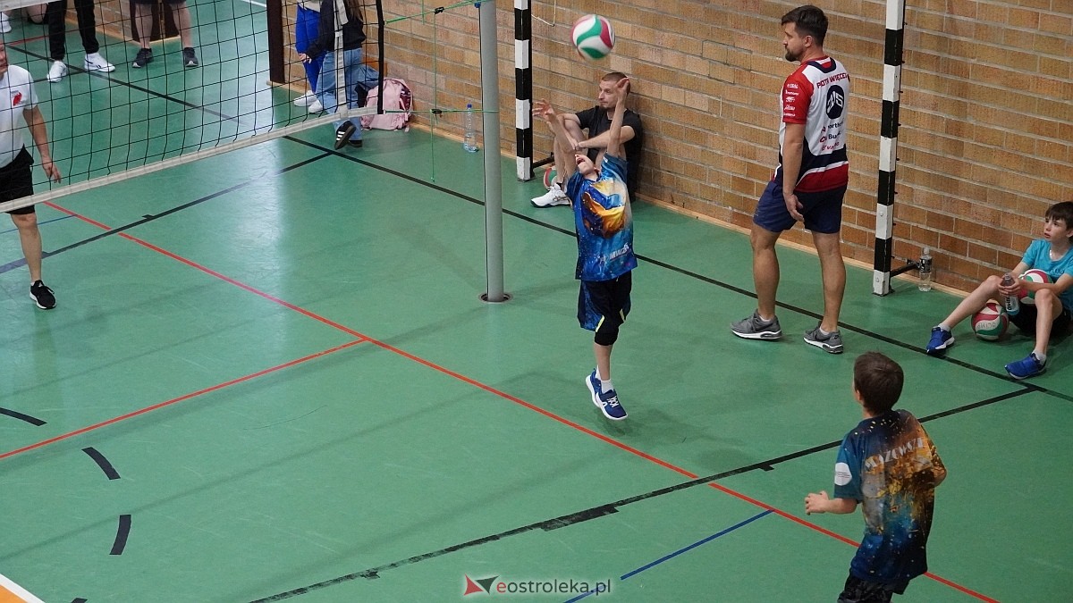 Rodzinny turniej siatkarskich dwójek w Szkole Podstawowej nr 5 [30.05.2025] - zdjęcie #32 - eOstroleka.pl