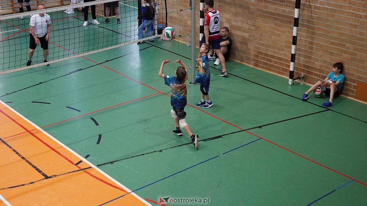 Rodzinny turniej siatkarskich dwójek w Szkole Podstawowej nr 5 [30.05.2025] - zdjęcie #30 - eOstroleka.pl