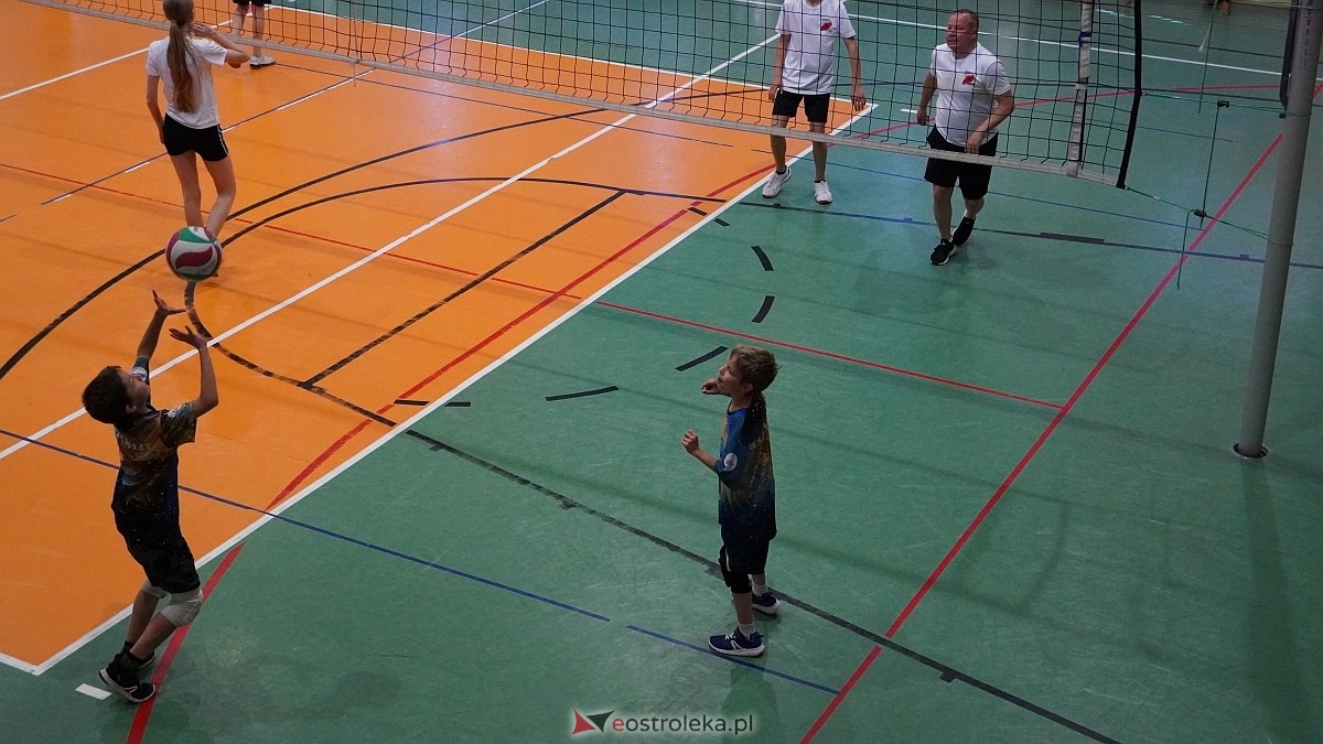Rodzinny turniej siatkarskich dwójek w Szkole Podstawowej nr 5 [30.05.2025] - zdjęcie #26 - eOstroleka.pl