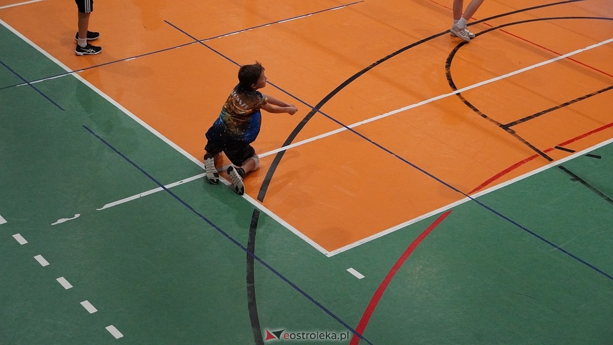 Rodzinny turniej siatkarskich dwójek w Szkole Podstawowej nr 5 [30.05.2025] - zdjęcie #24 - eOstroleka.pl