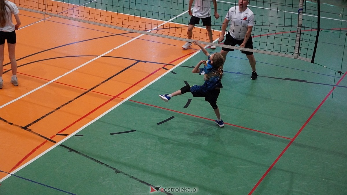 Rodzinny turniej siatkarskich dwójek w Szkole Podstawowej nr 5 [30.05.2025] - zdjęcie #22 - eOstroleka.pl
