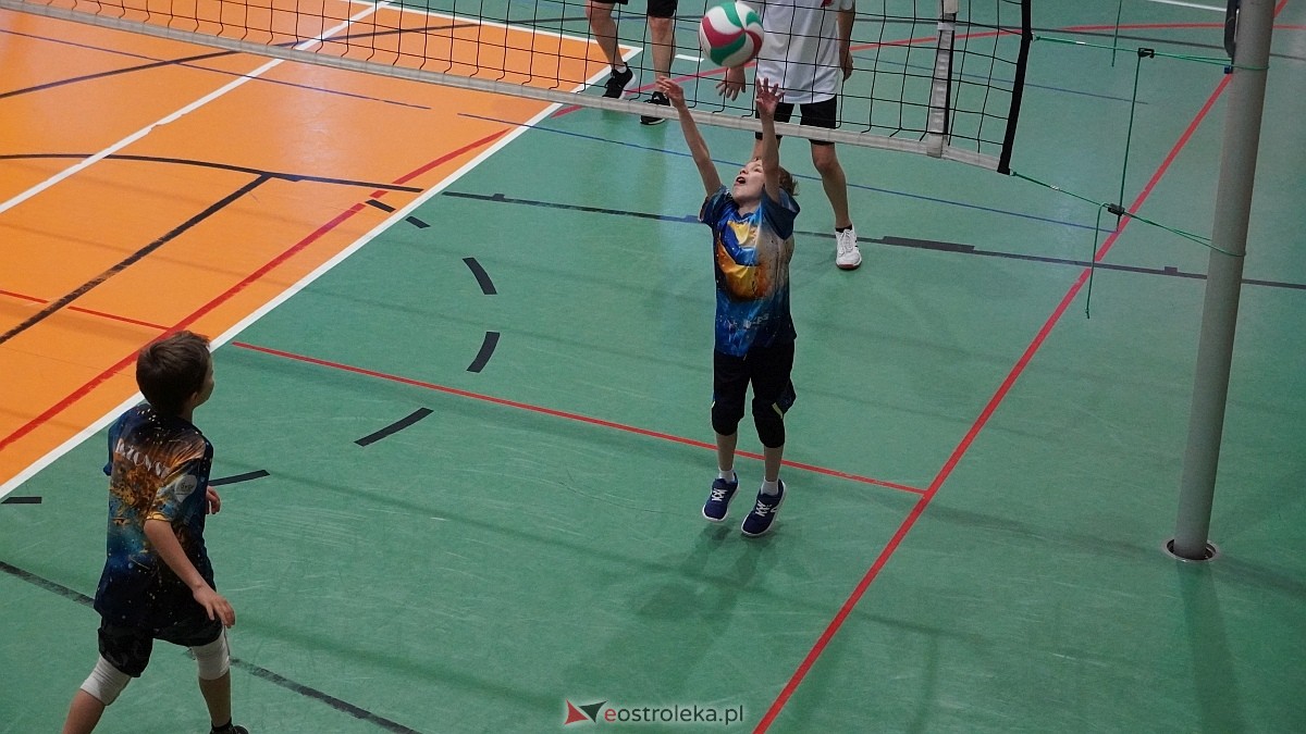 Rodzinny turniej siatkarskich dwójek w Szkole Podstawowej nr 5 [30.05.2025] - zdjęcie #20 - eOstroleka.pl