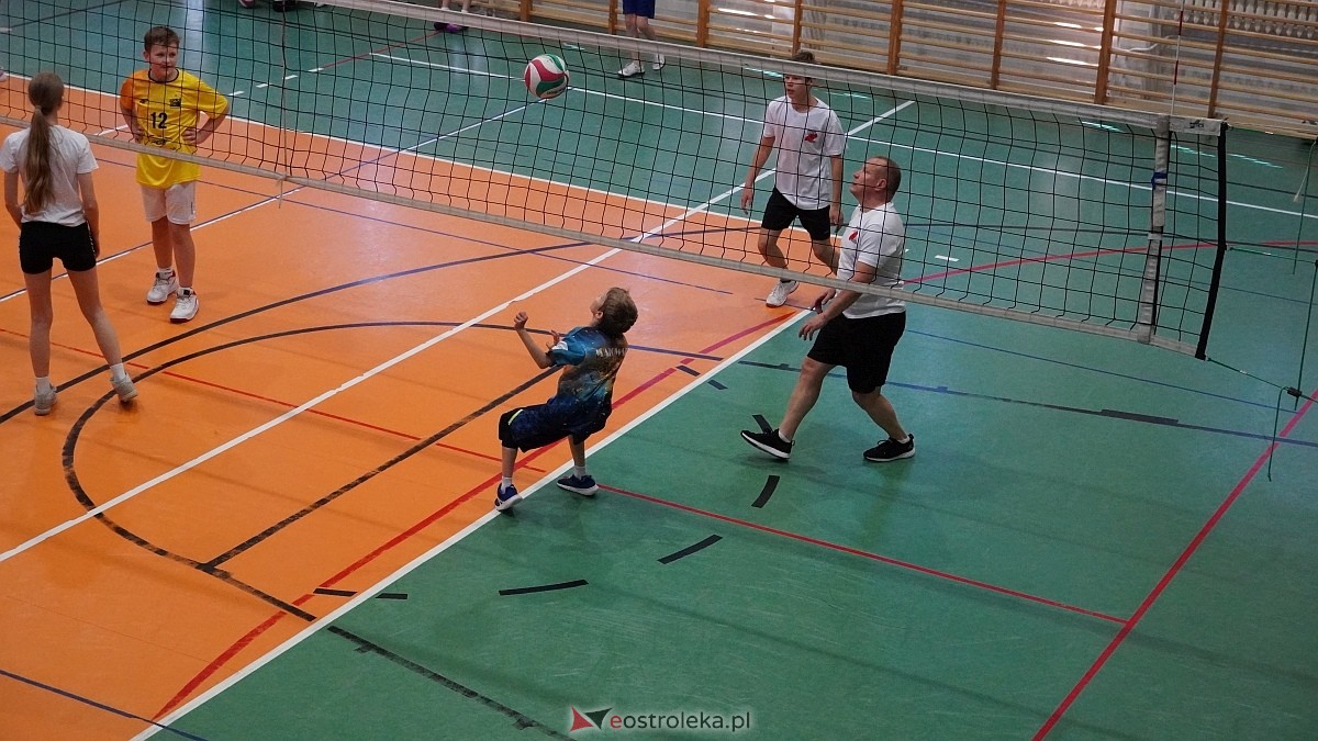 Rodzinny turniej siatkarskich dwójek w Szkole Podstawowej nr 5 [30.05.2025] - zdjęcie #14 - eOstroleka.pl