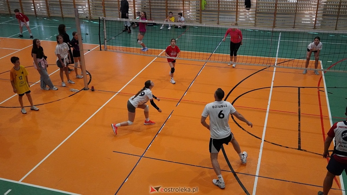 Rodzinny turniej siatkarskich dwójek w Szkole Podstawowej nr 5 [30.05.2025] - zdjęcie #12 - eOstroleka.pl