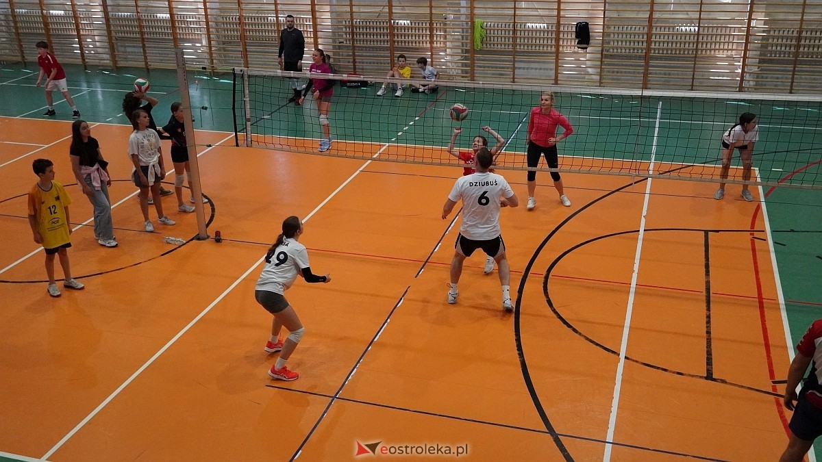 Rodzinny turniej siatkarskich dwójek w Szkole Podstawowej nr 5 [30.05.2025] - zdjęcie #11 - eOstroleka.pl