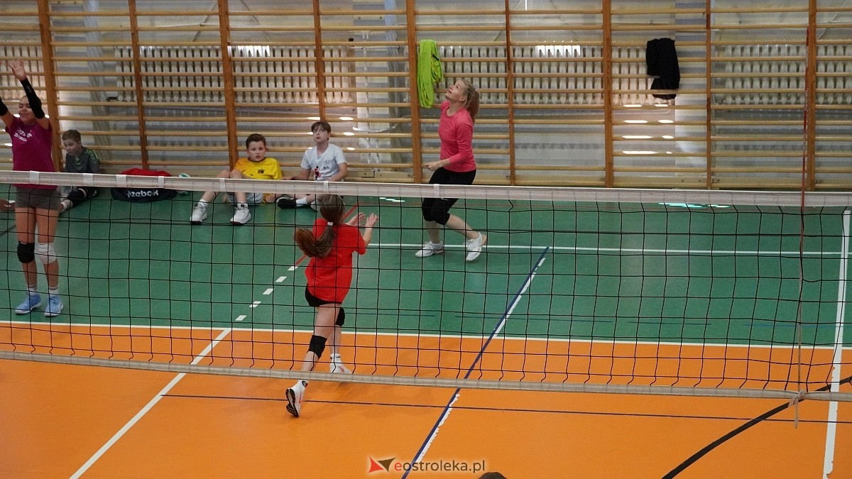 Rodzinny turniej siatkarskich dwójek w Szkole Podstawowej nr 5 [30.05.2025] - zdjęcie #10 - eOstroleka.pl