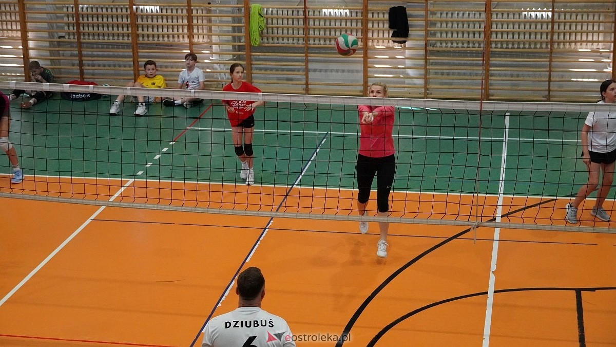 Rodzinny turniej siatkarskich dwójek w Szkole Podstawowej nr 5 [30.05.2025] - zdjęcie #9 - eOstroleka.pl