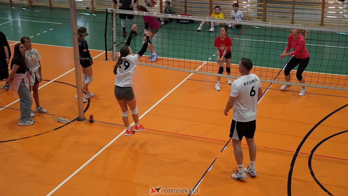Rodzinny turniej siatkarskich dwójek w Szkole Podstawowej nr 5 [30.05.2025] - zdjęcie #8 - eOstroleka.pl