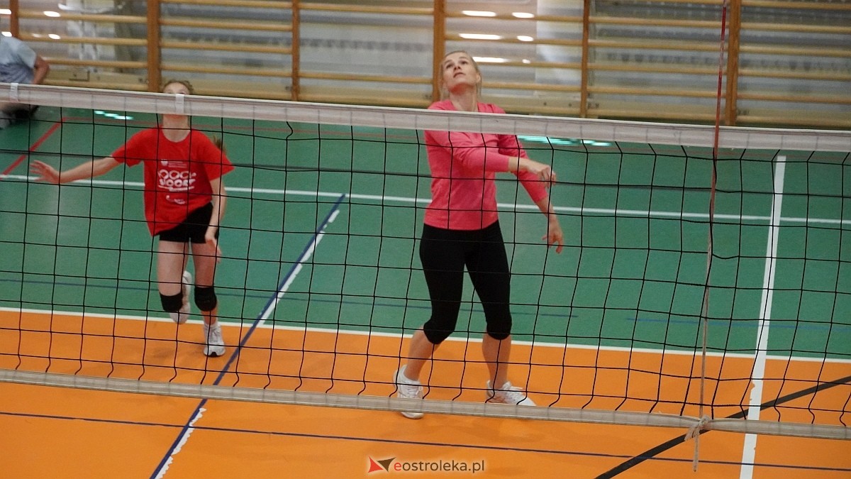 Rodzinny turniej siatkarskich dwójek w Szkole Podstawowej nr 5 [30.05.2025] - zdjęcie #7 - eOstroleka.pl