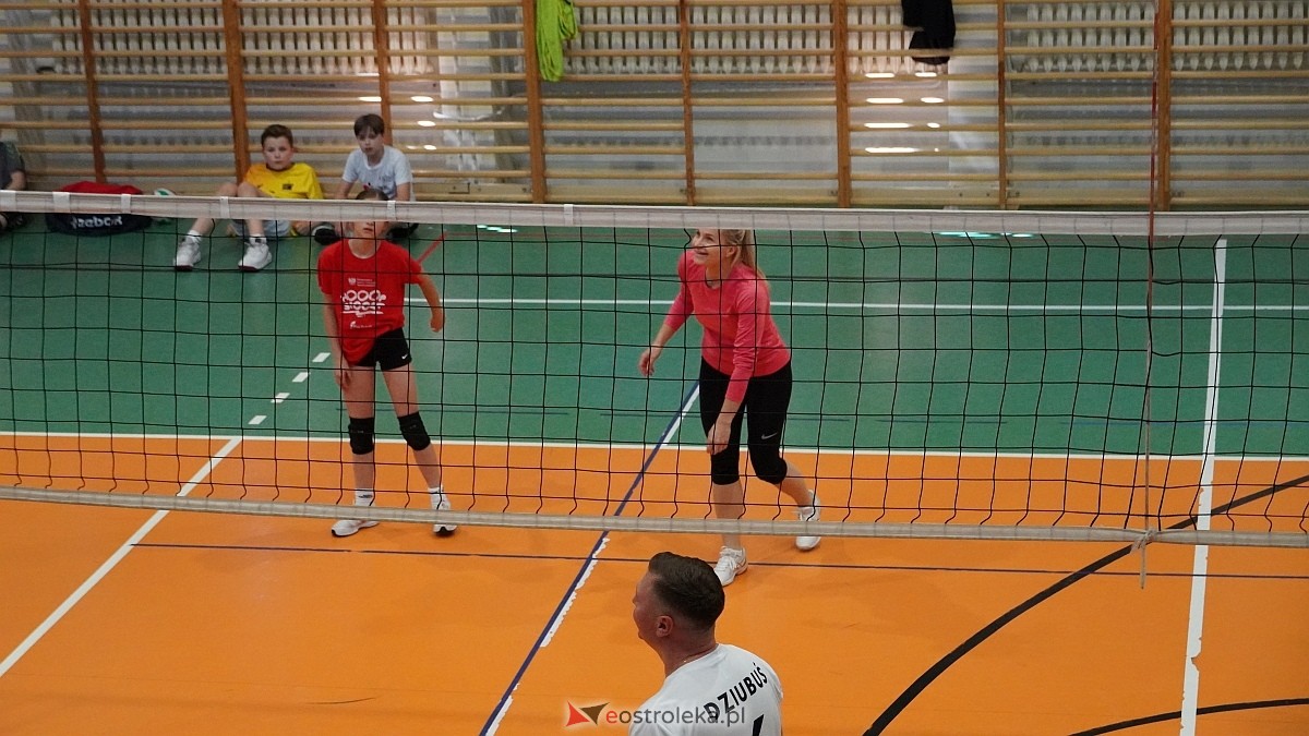 Rodzinny turniej siatkarskich dwójek w Szkole Podstawowej nr 5 [30.05.2025] - zdjęcie #6 - eOstroleka.pl
