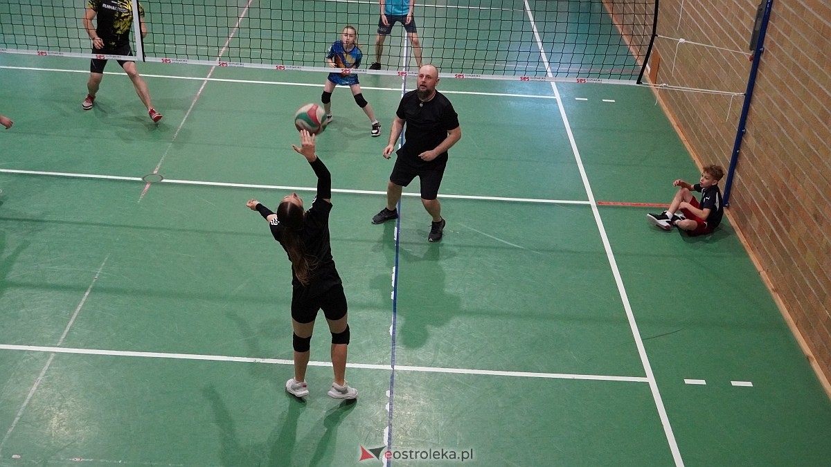 Rodzinny turniej siatkarskich dwójek w Szkole Podstawowej nr 5 [30.05.2025] - zdjęcie #5 - eOstroleka.pl