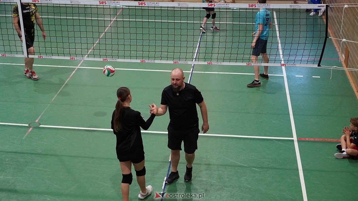 Rodzinny turniej siatkarskich dwójek w Szkole Podstawowej nr 5 [30.05.2025] - zdjęcie #4 - eOstroleka.pl