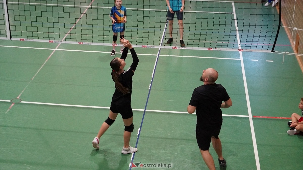 Rodzinny turniej siatkarskich dwójek w Szkole Podstawowej nr 5 [30.05.2025] - zdjęcie #3 - eOstroleka.pl