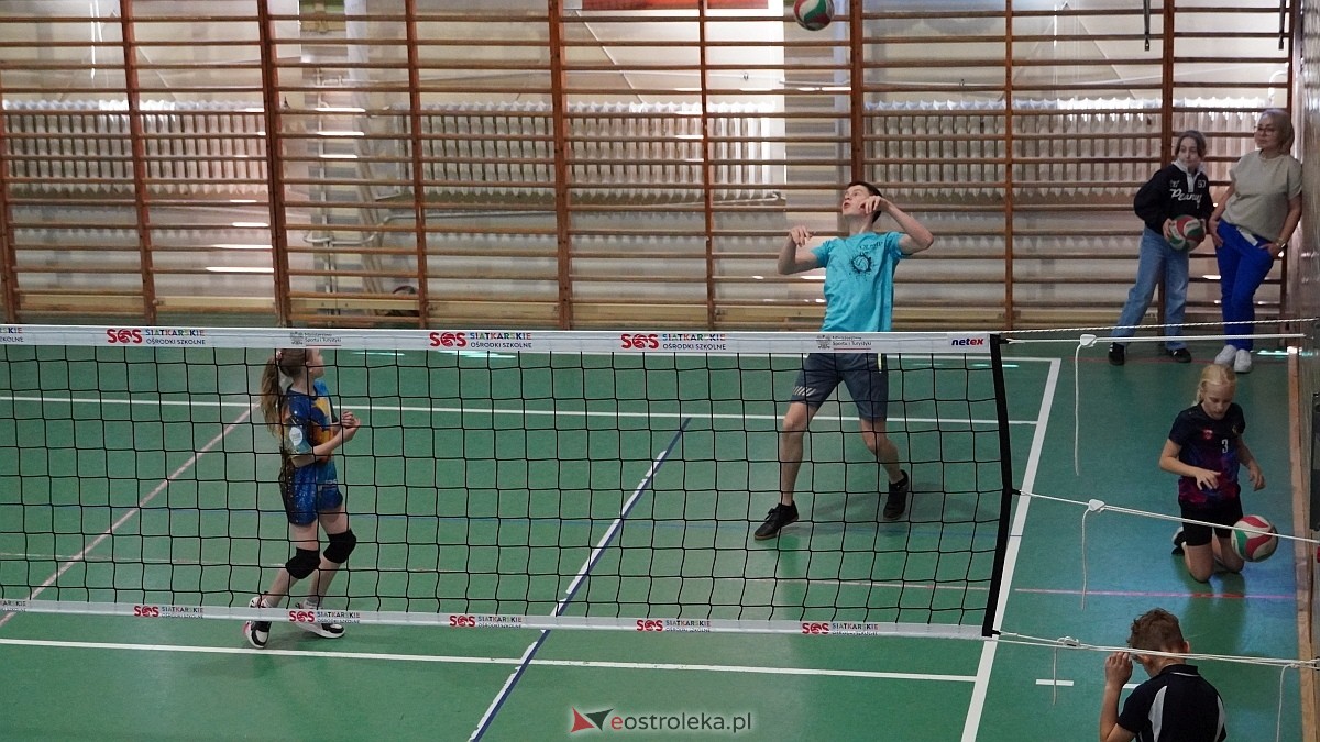 Rodzinny turniej siatkarskich dwójek w Szkole Podstawowej nr 5 [30.05.2025] - zdjęcie #1 - eOstroleka.pl