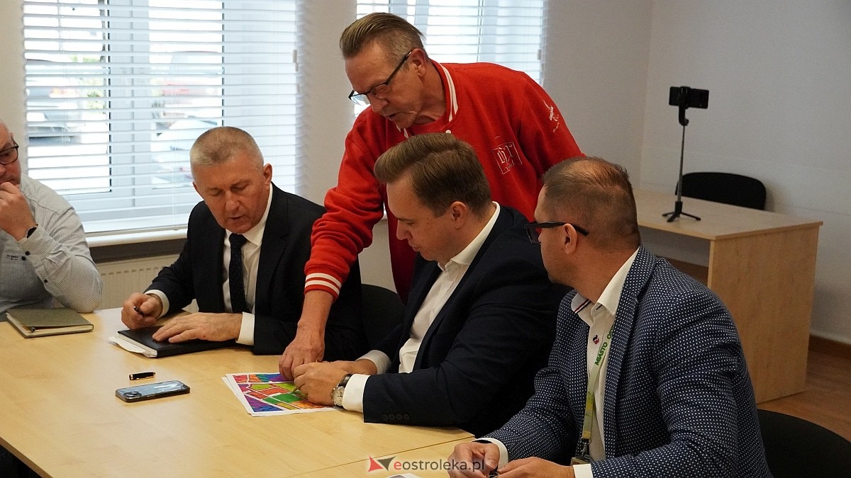 Kolejna runda negocjacji ws. budowy bloku komunalnego na osiedlu Wojciechowice [04.06.2025] - zdjęcie #4 - eOstroleka.pl