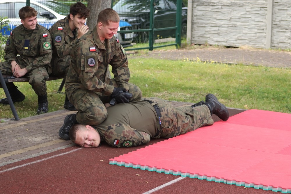 Piknik Mundurowy i Egzamin Sprawnościowy w ZSZ nr 2 w Ostrołęce [03.06.2025] - zdjęcie #5 - eOstroleka.pl