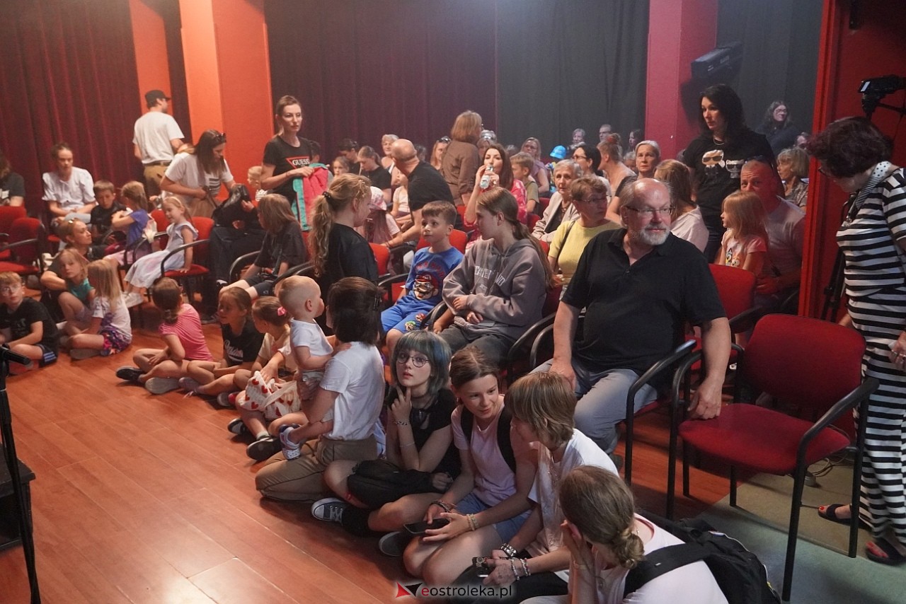 Spektakl Brzydkie kaczątko DTA Niewidzialni w Klubie OCZKO [6.06.2025] - zdjęcie #27 - eOstroleka.pl