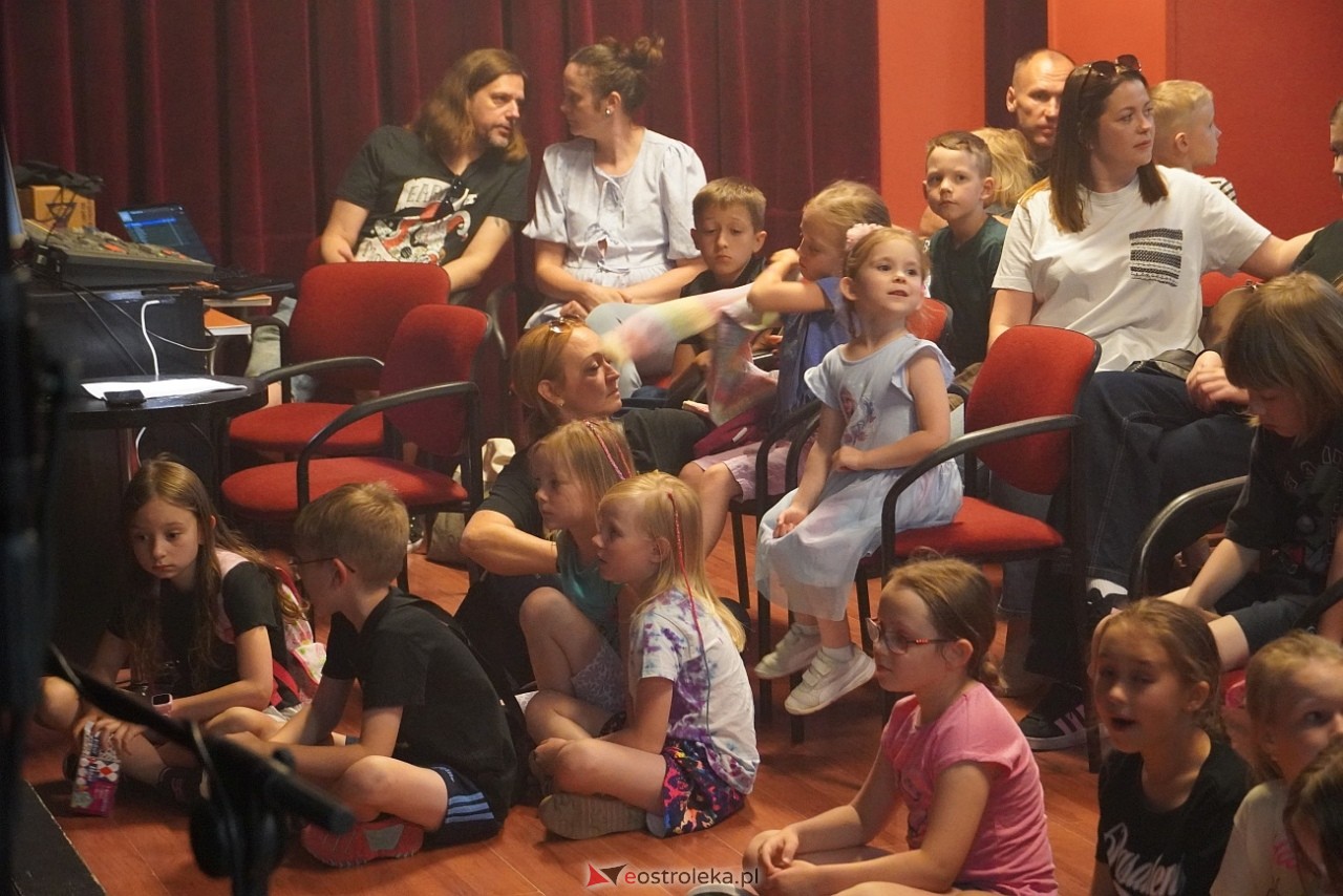 Spektakl Brzydkie kaczątko DTA Niewidzialni w Klubie OCZKO [6.06.2025] - zdjęcie #26 - eOstroleka.pl