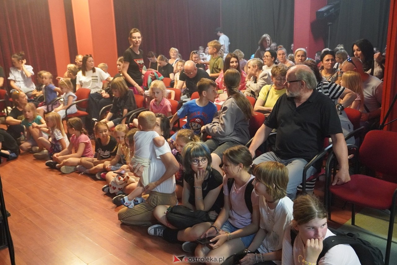 Spektakl Brzydkie kaczątko DTA Niewidzialni w Klubie OCZKO [6.06.2025] - zdjęcie #25 - eOstroleka.pl