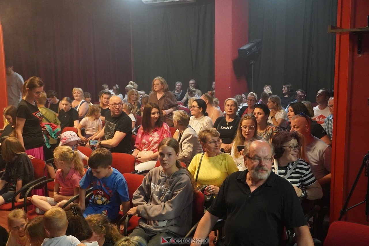 Spektakl Brzydkie kaczątko DTA Niewidzialni w Klubie OCZKO [6.06.2025] - zdjęcie #24 - eOstroleka.pl