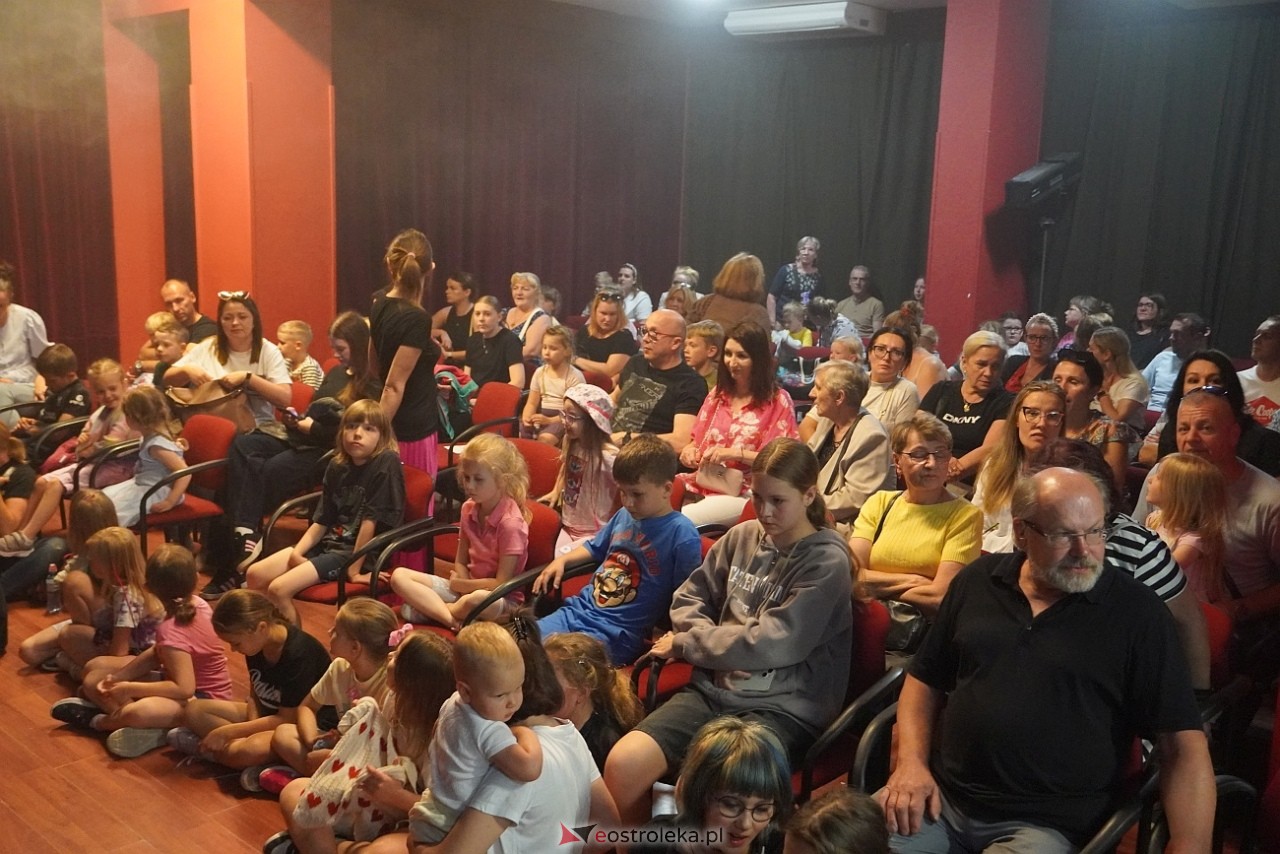 Spektakl Brzydkie kaczątko DTA Niewidzialni w Klubie OCZKO [6.06.2025] - zdjęcie #23 - eOstroleka.pl